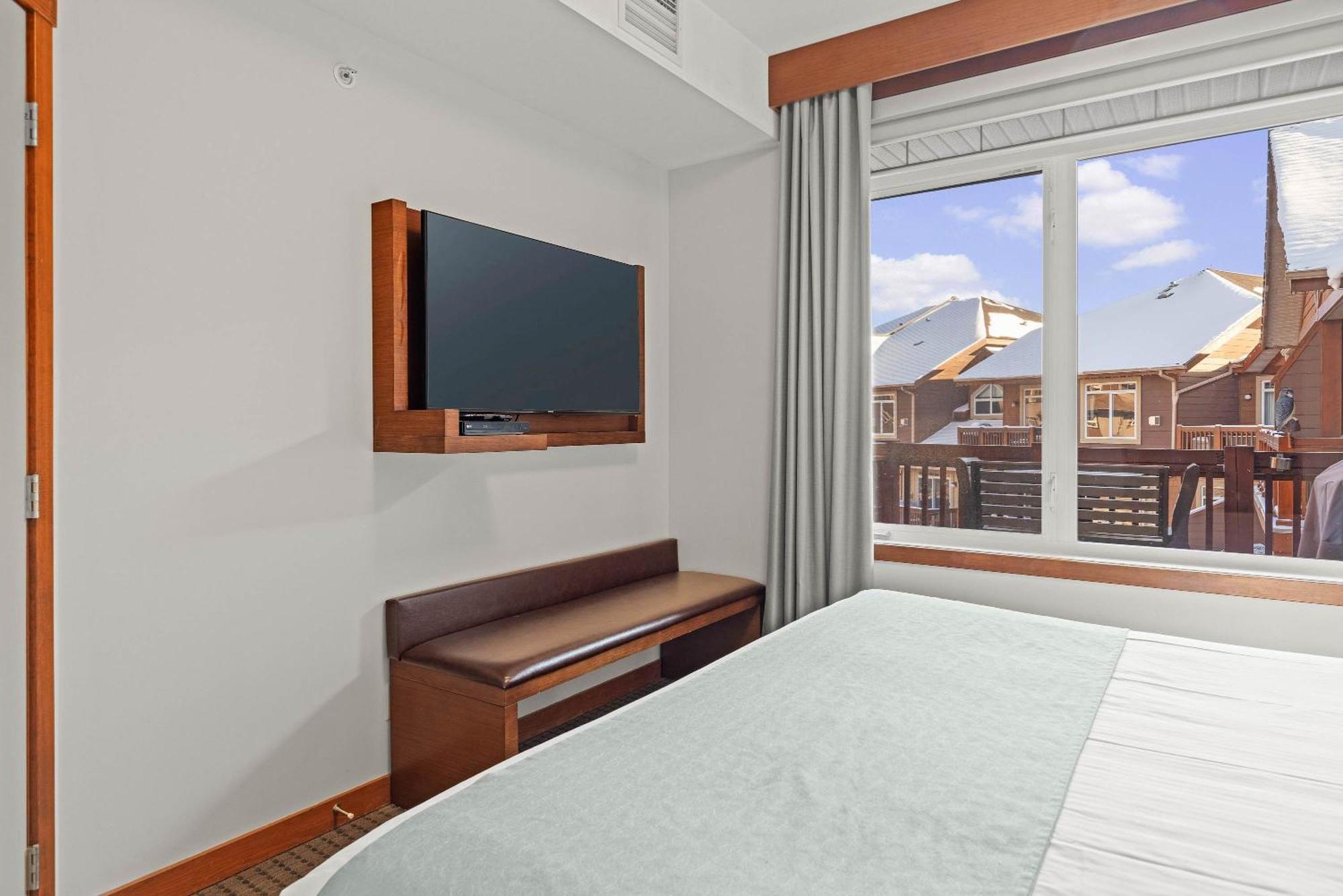 Falcon Crest Sunrise Retreat Holiday home Canmore