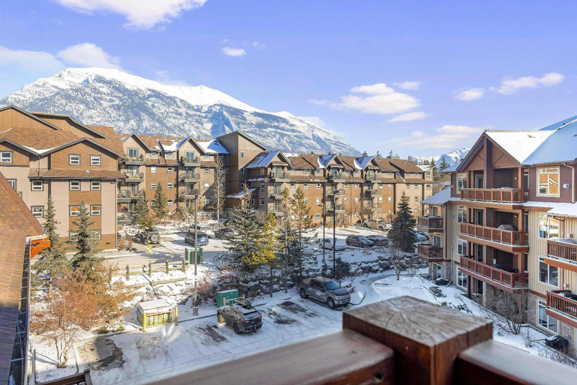 Falcon Crest Sunrise Retreat Holiday home Canmore