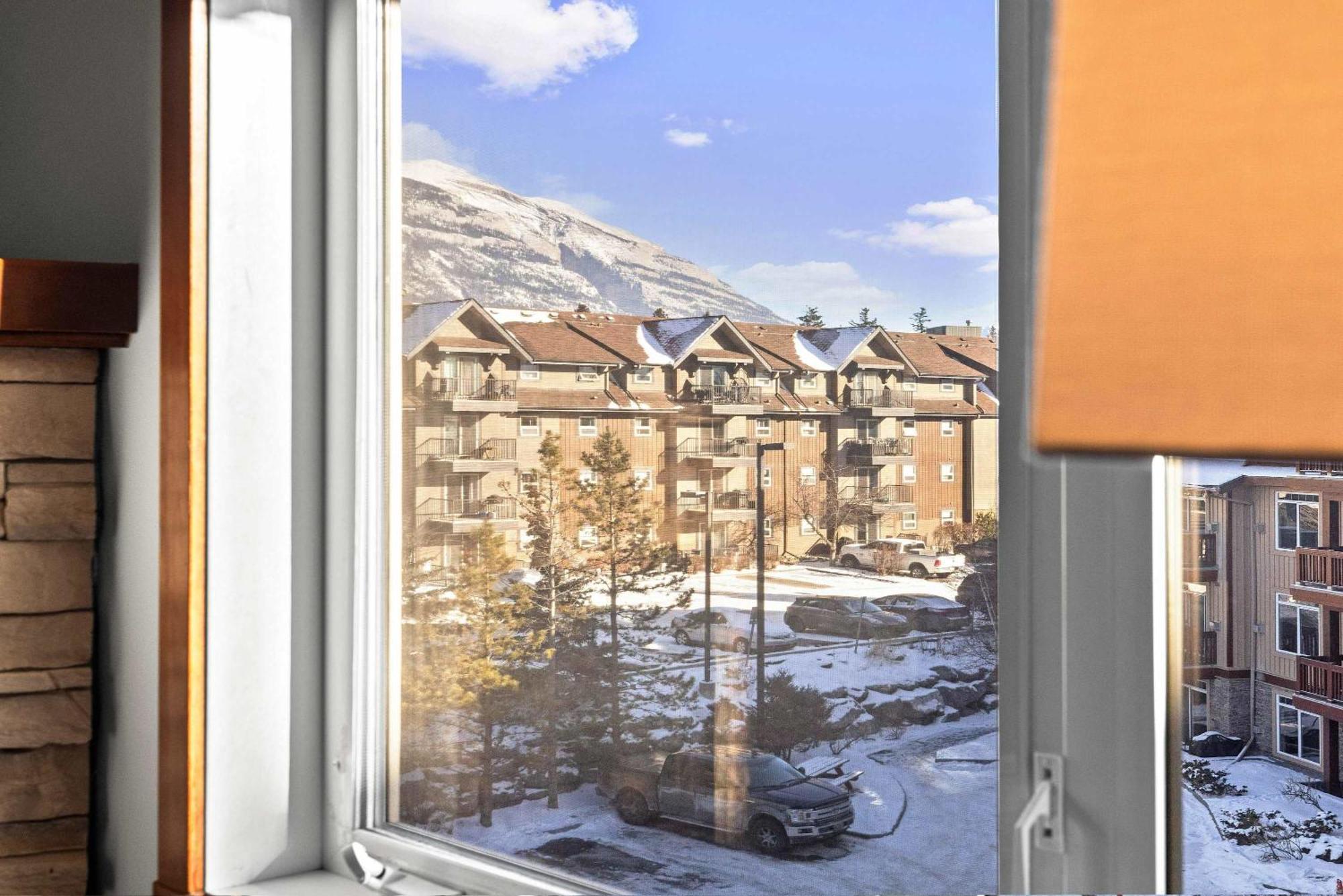 Falcon Crest Sunrise Retreat Holiday home Canmore