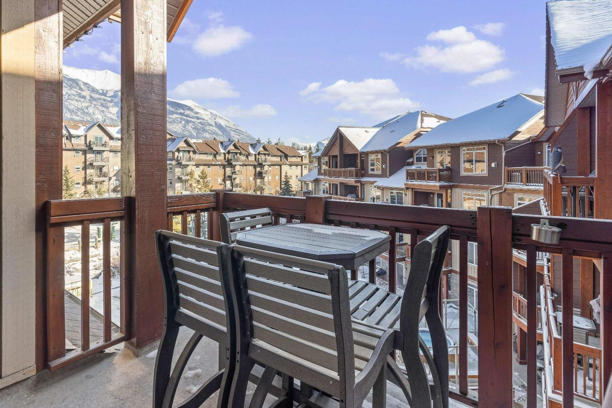 Falcon Crest Sunrise Retreat Holiday home Canmore